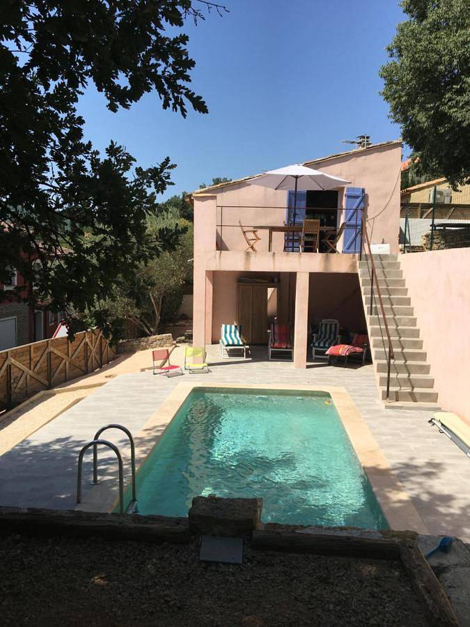 Gîte pour 4 personnes, avec vue ainsi que piscine et jardin à Sainte-Anastasie-sur-Issole
