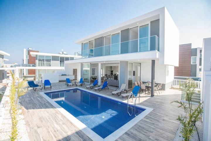 Villa for 12 people, with balcony and garden in Cyprus