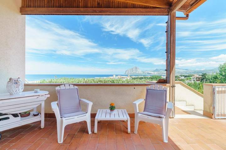 Villa pour 12 personnes, avec Terrasse ainsi que Jardin et Vue dans Tonnara di Bonagia