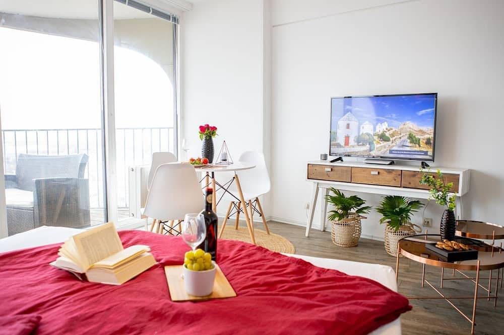 Entire apartment, ☆Modern apartment☆Wide view☆29th floor☆Neflix☆Center☆ in Augsburg, Bavarian Swabia