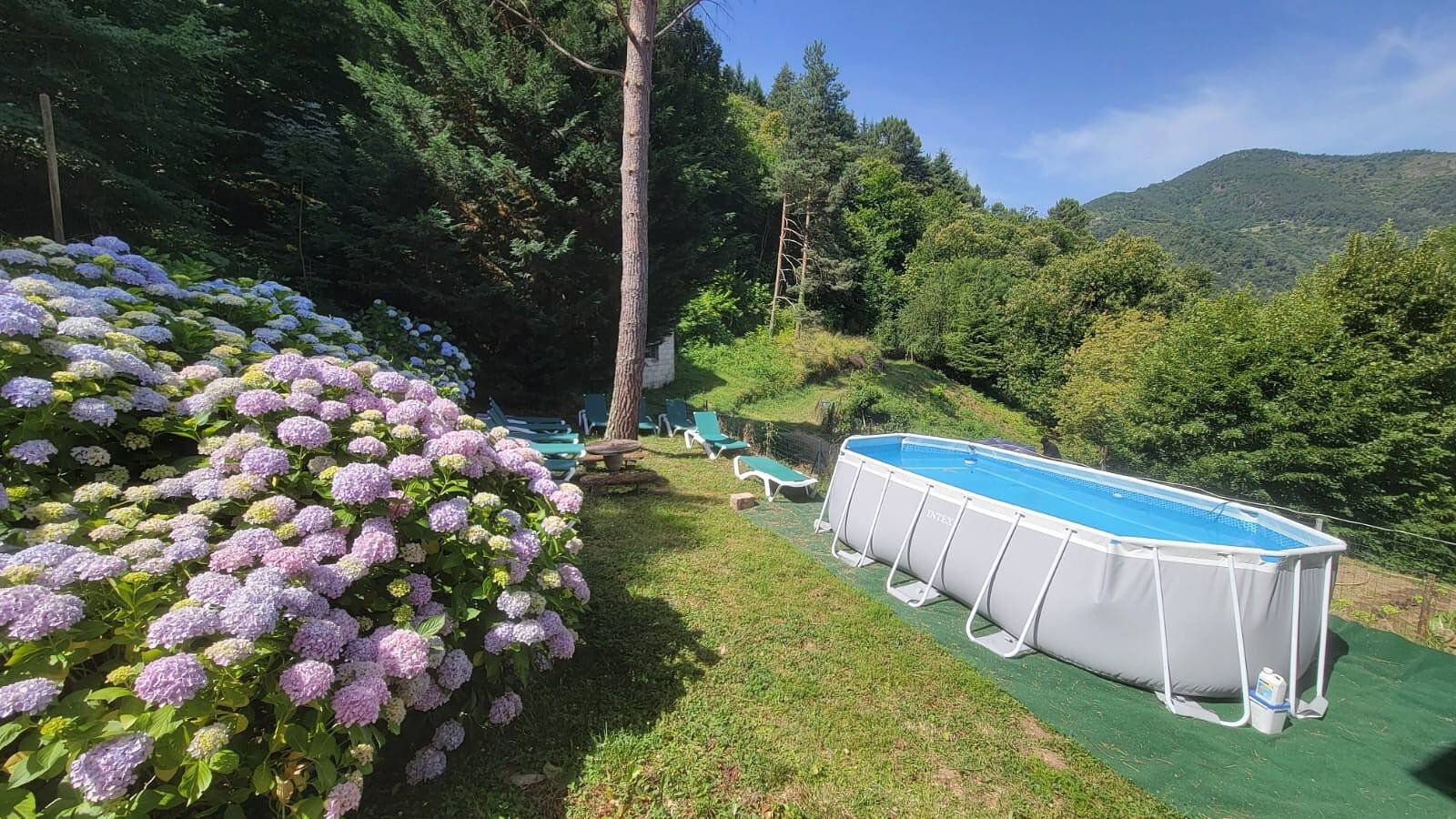 Maison de vacances « Mas Le Manoulier, 14 places » avec vue montagne, piscine privée et terrasse in Saint-Sauveur-de-Montagut, Parc naturel régional des Monts d'Ardèche