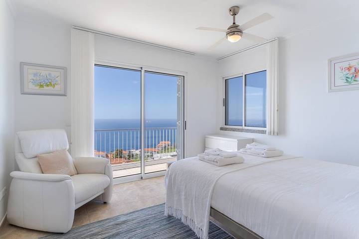 Location de vacances pour 8 personnes, avec jardin et piscine dans Estreito da Calheta - 4