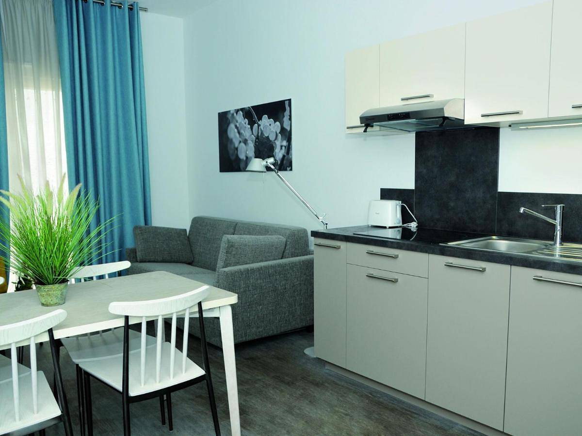 Appartement entier, Modern apartment with a balcony located 500m from a spa town in Jonzac, Région de Jonzac