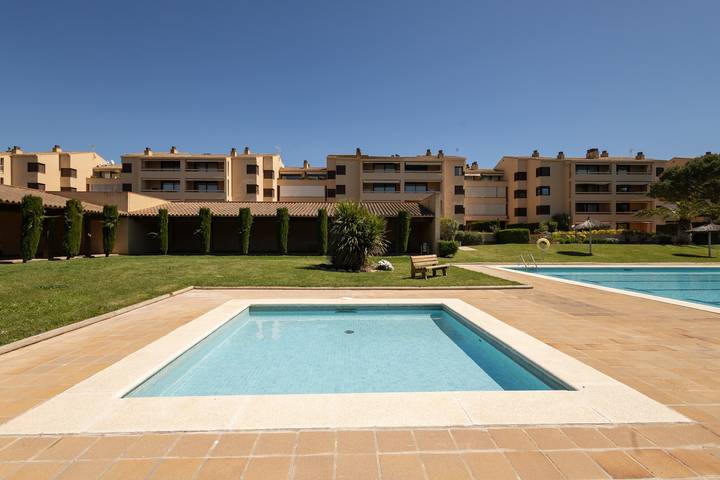 Ganze Wohnung, Ferienwohnung in erster Meereslinie mit Gemeinschaftspool, Meerblick und Wlan in Pals, Costa Brava