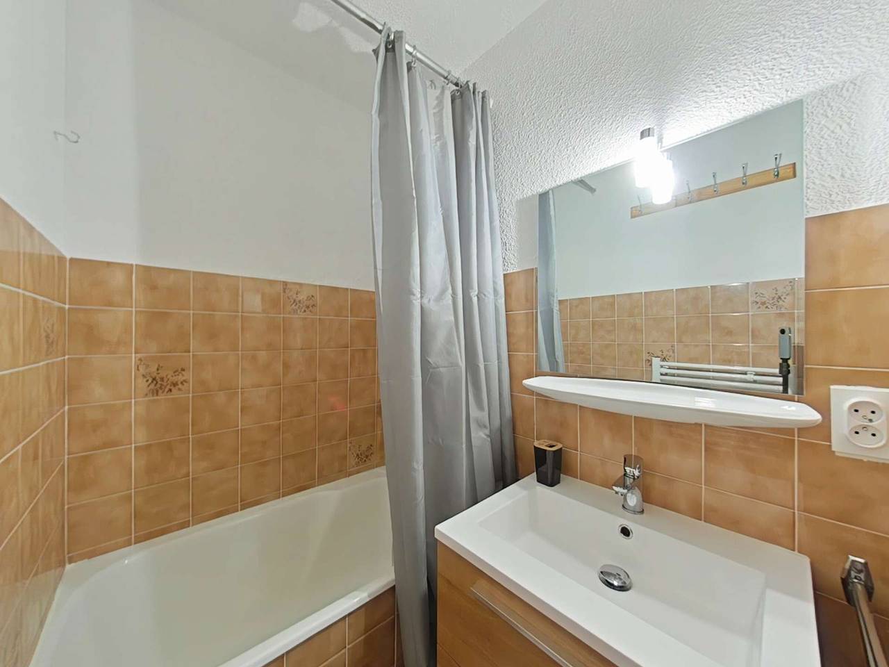 Entire studio, Ski-in/ski-out studio with terrace, parking and Wi-Fi - sleeps 4 in Le Grand-Bornand, Annecy region