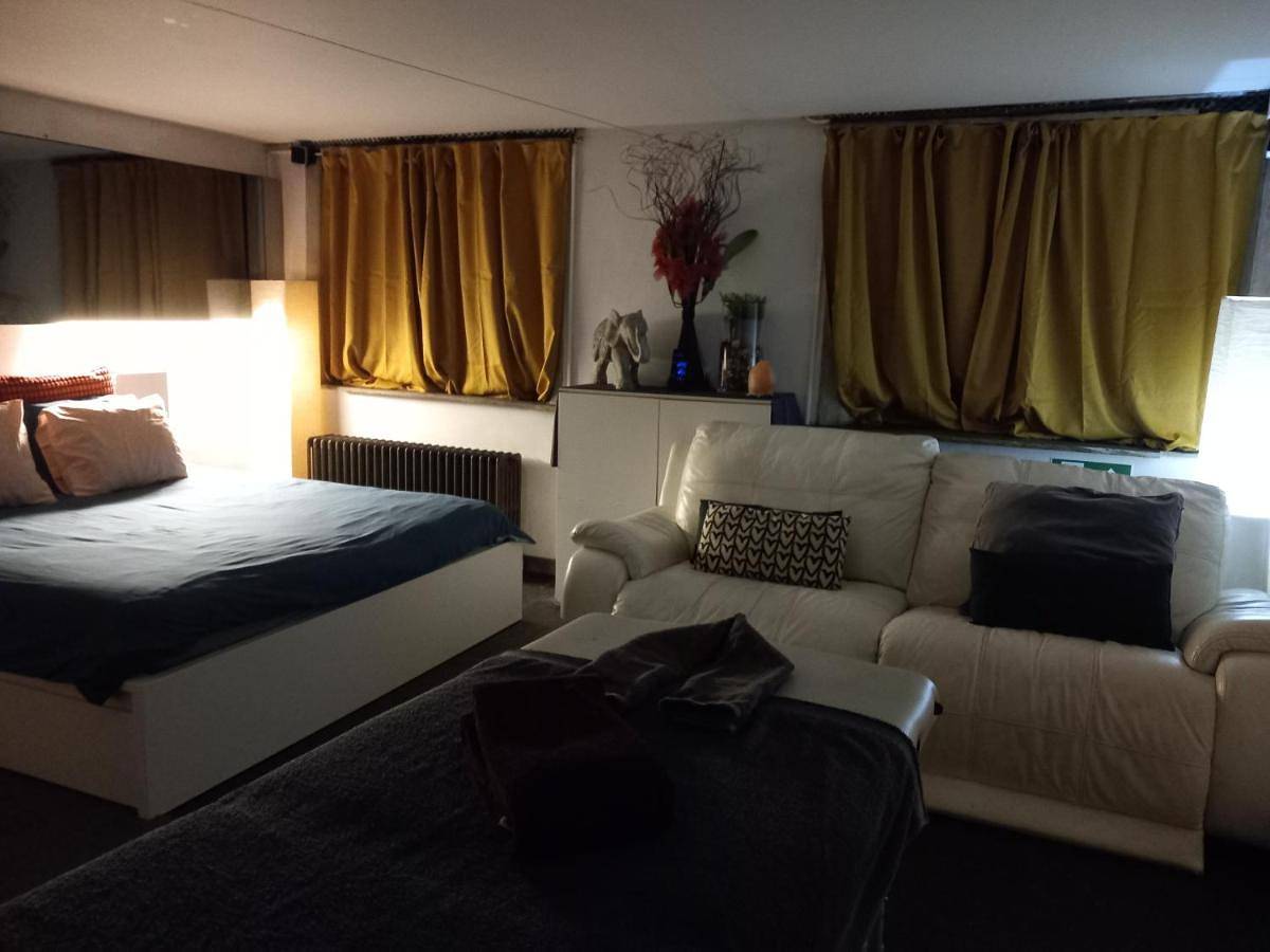 Apartamento entero, Masumi Spa Suite - Private Infrared Sauna and Jacuzzi - Antwerp Centre in Amberes, Región de Amberes
