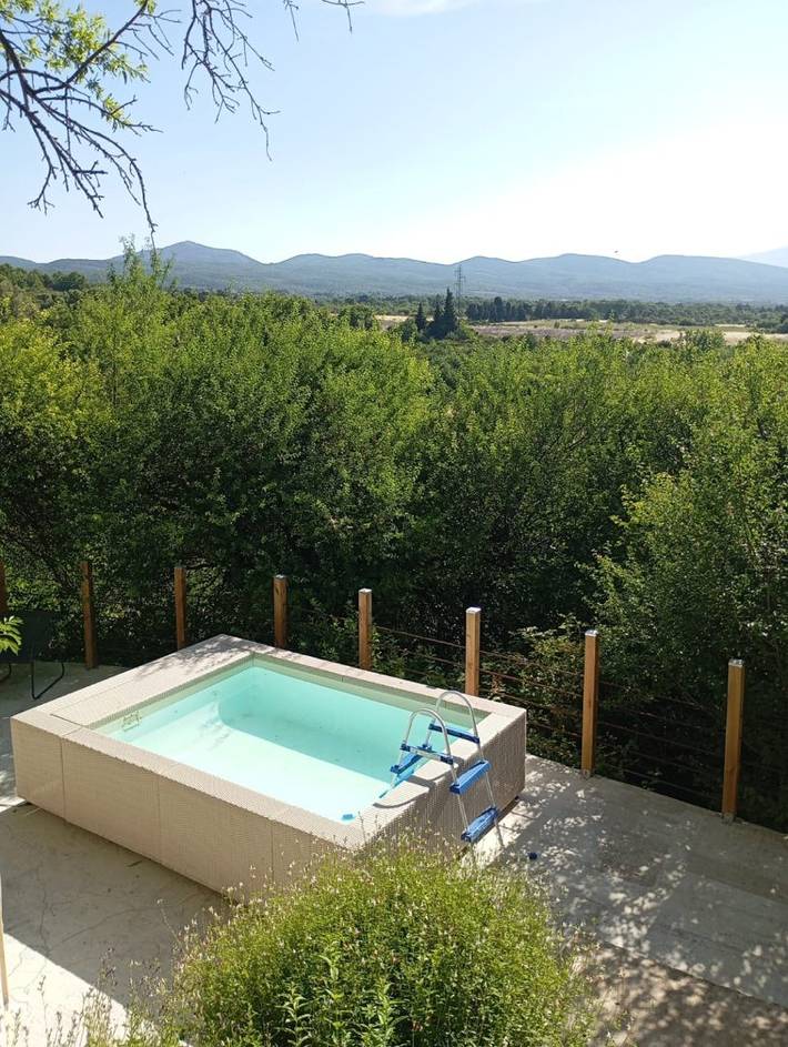 Gîte pour 10 personnes, avec jardin et piscine