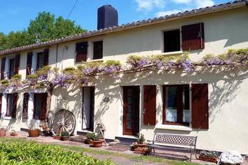 Gîte pour 8 personnes, avec vue ainsi que piscine et jardin, adapté aux familles à Vernoux-en-Gâtine