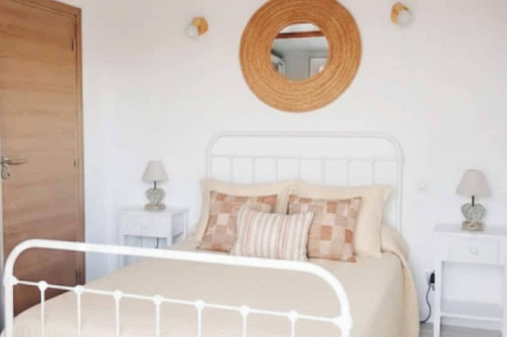 Maison avec Piscine et Vue Panoramique,  3 pers, 4 si bébé, animaux acceptés in Nessa, Région de Calvi