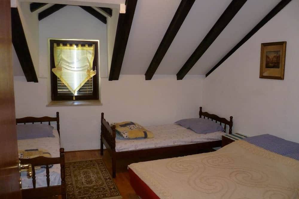 Ganze Wohnung, Ferienwohnung in Zlarin mit Balkon, W-Lan, Waschmaschine (3813-1) in Zlarin (Kroatische Adria), Dalmatinische Inseln