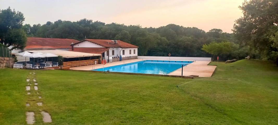 Casa de huéspuedes para 3 personas, con Terraza y Jardín además de Piscina y Vistas en Osona