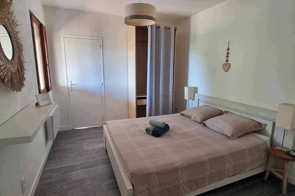 Valley-view ground floor (2-star rating) in Solliès-Toucas, Toulon region