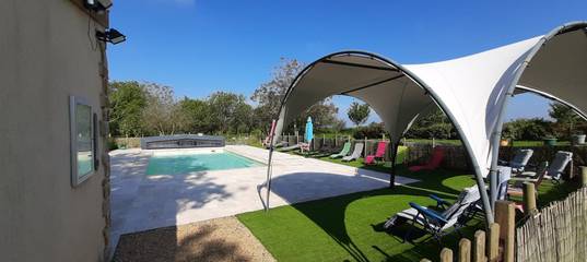 Gîte pour 32 personnes, avec terrasse ainsi que jardin et piscine dans les Pays de la Loire