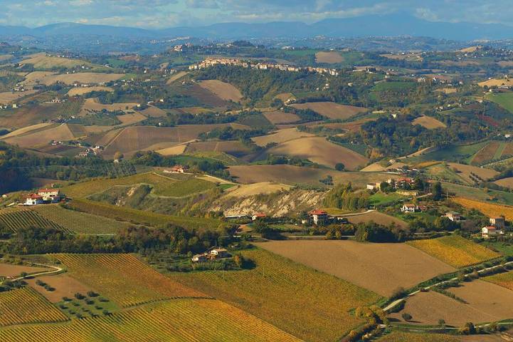 Agriturismo per 4 persone, con giardino e terrazza in Ripatransone
