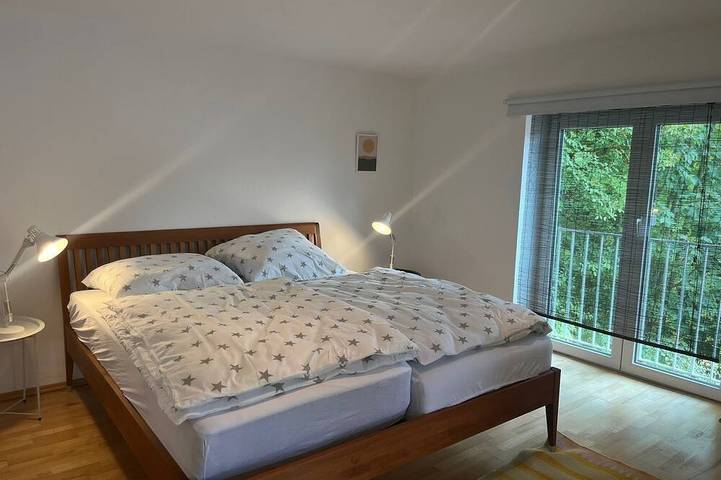 Ganze Wohnung, Starnberger See: Maisonette mit Kaminöfen, Balkon, Bädern in Münsing, Starnberger See