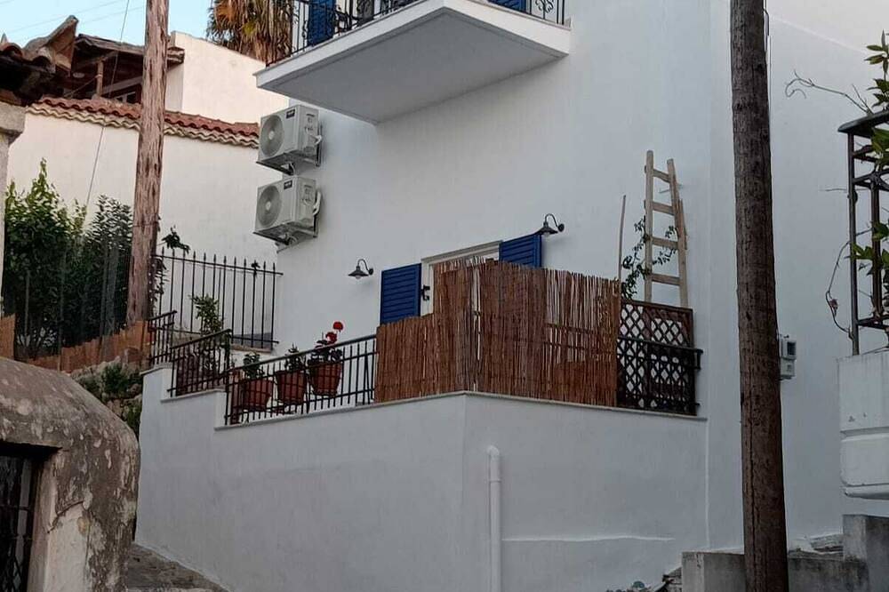 Your Koroni Escape Starts Here: Central Apartment near Zaga Beach and Tavernas.  in Koroni, Messenien
