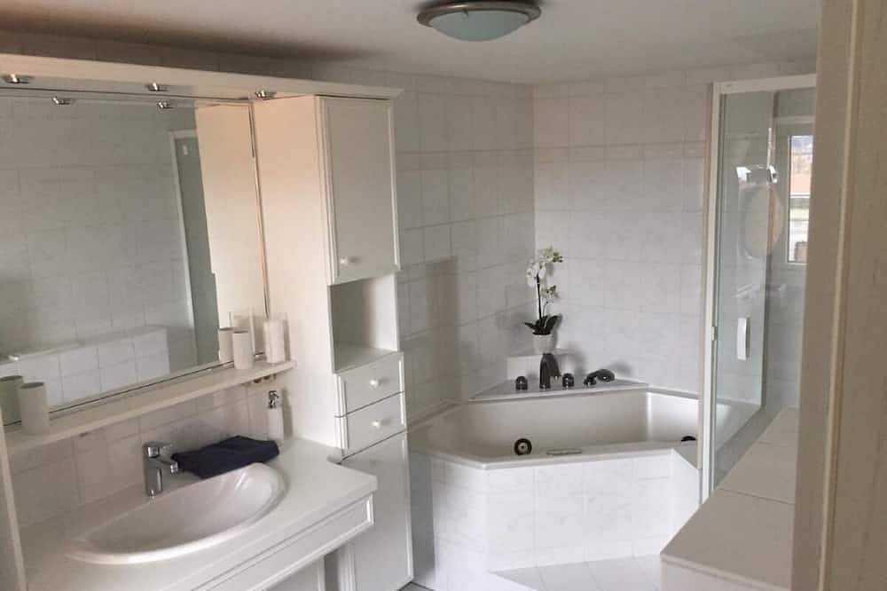 Ganze Wohnung, Kl29: Bright Penthouse Apt w/ Rooftop Terrace Downtown Kaiserslautern in Kaiserslautern, Saar-Nahe-Bergland