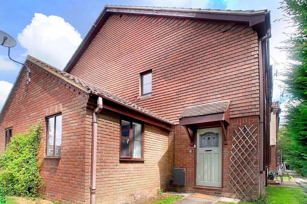 Entire apartment, Wokingham -  Two Bedroom House with parking in Wokingham, Berkshire