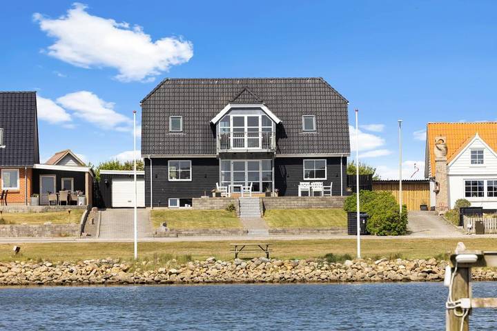 Ferienhaus für 10 Personen, mit Balkon/Terrasse und Whirlpool sowie Terrasse und Ausblick in Thorsminde
