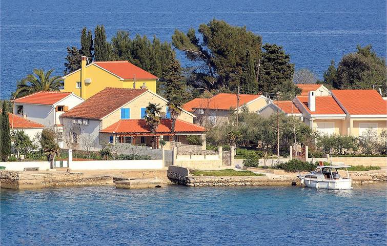 Incantevole appartamento di 135 m² con piscina, vicino alla spiaggia: la vacanza perfetta! in Sutomiscica, Isola di Ugljan