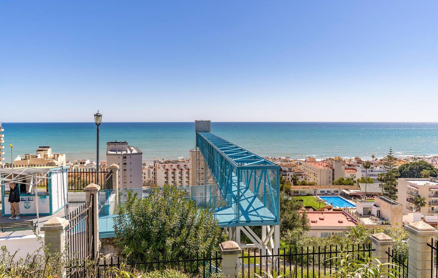 Entire holiday apartment, Sea View Apartment with Pool & Terrace, 2km to Beach in Montemar Torremolinos, Torremolinos