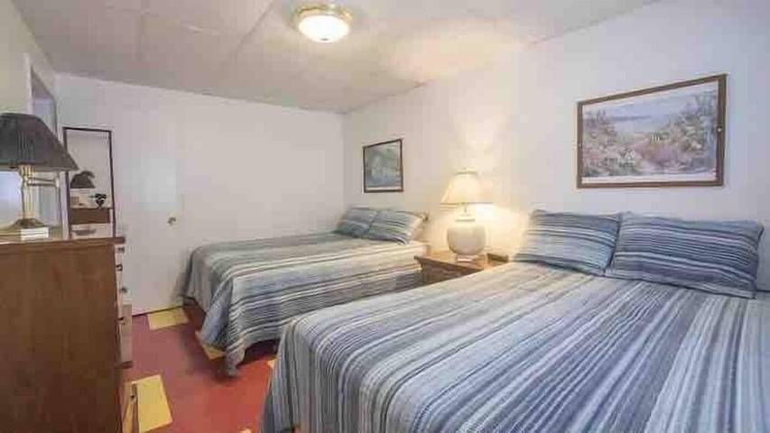 Lodge for 8 people, with yard and pool in Texas Hill Country