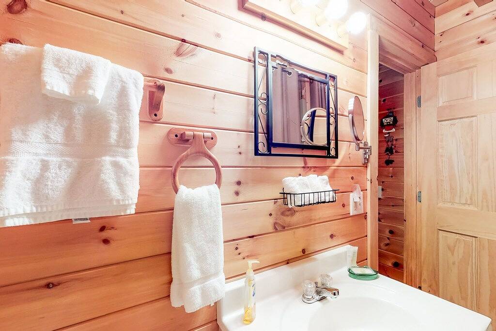 Friedliche, hundefreundliche Kabine mit großem Garten, Deck und Feuerstelle - in der Nähe des Sees in Piscataquis County