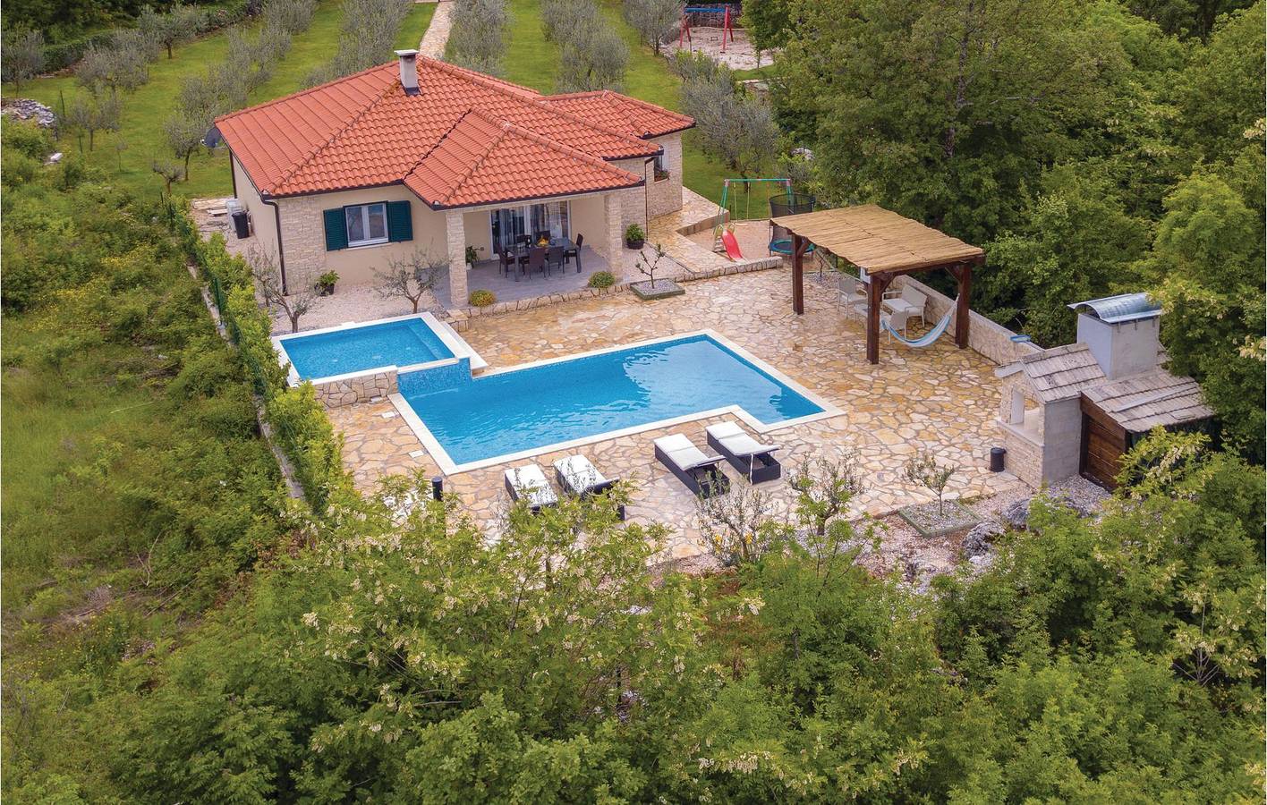 Geräumige 2-Zimmer-Wohnung mit Pool, WLAN und Küche – 2 km vom Fluss entfernt in Imotski, Makarska Riviera