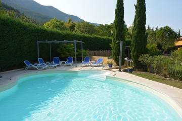 Chambre d’hôte pour 4 personnes, avec piscine ainsi que terrasse et vue à Belvianes-et-Cavirac