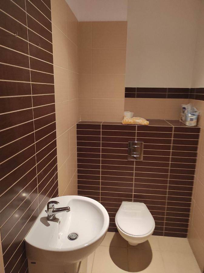 Nice room with 2 shared bathrooms ,Wc , 2km to old town -100m from Metro Szwedzka in Warszawa, Mazowsze