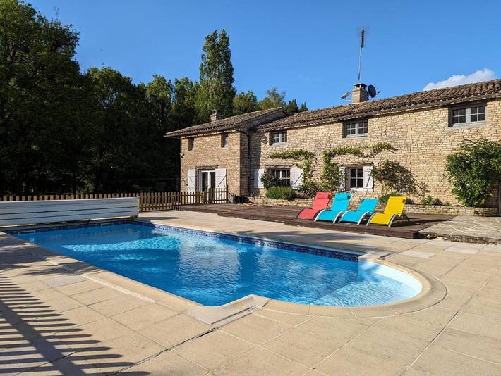 Location de vacances pour 8 personnes, avec vue ainsi que jardin et piscine à Messé