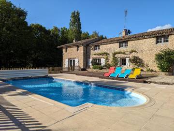 Gîte pour 8 personnes, avec jardin ainsi que vue et piscine à Messé