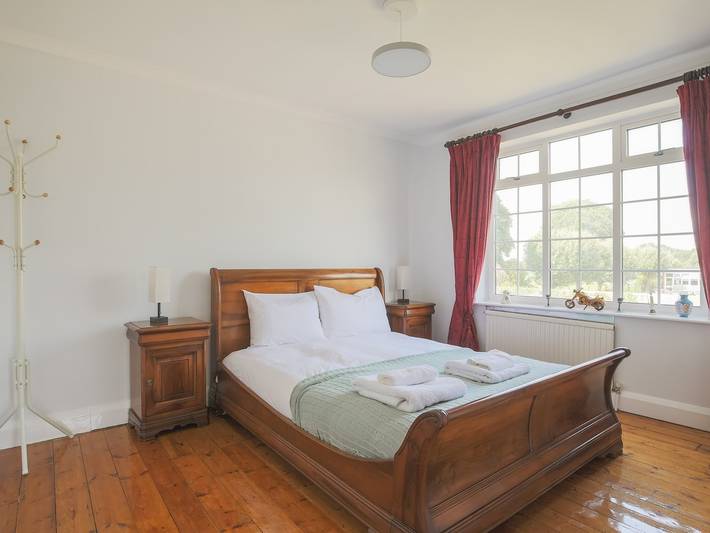 Charming Family Home in Windsor - Parking & Garden - Pass the Keys in Windsor, Berkshire