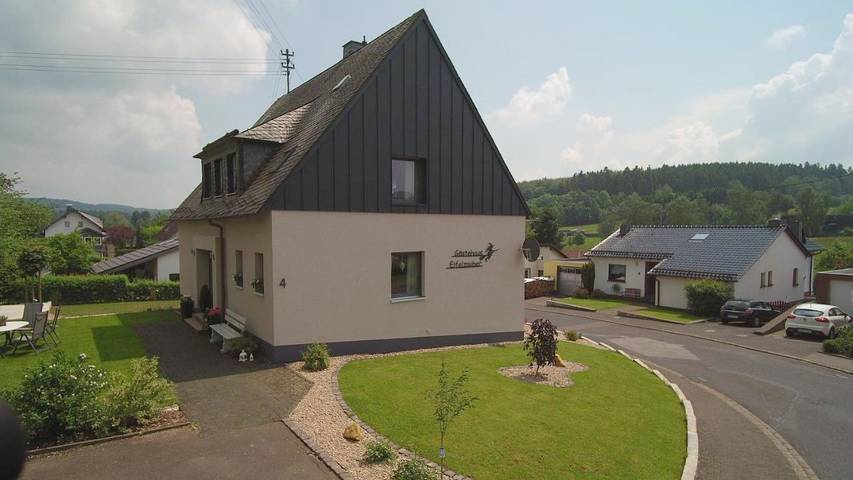 Ferienwohnung für 3 Personen, mit Balkon und Terrasse sowie Garten und Ausblick