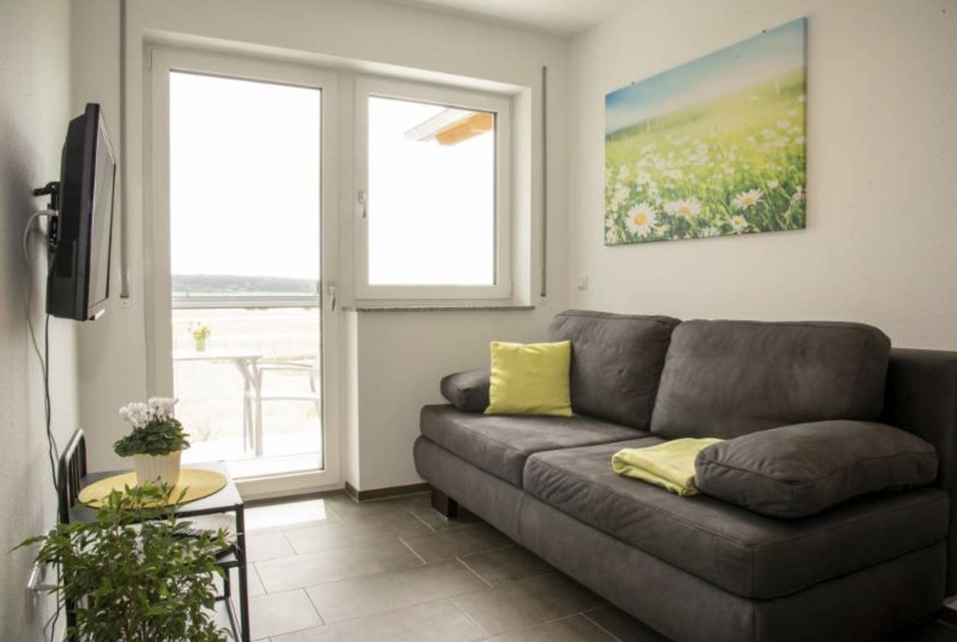 Ganze Wohnung, Ferienwohnung Gänseblümchen, 37 qm, 1 Schlafzimmer, Südbalkon, max. 2 Personen in Laichingen, Alb-Donau-Kreis