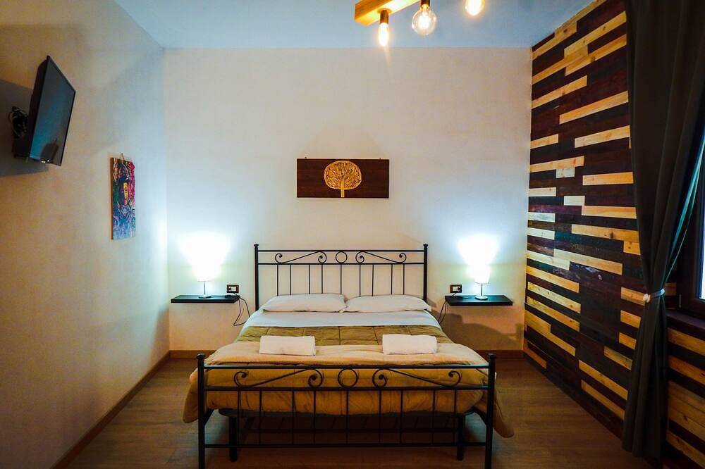 Warm and cozy room with handcrafted recycled wood finishes  in Piazza Armerina, Provincia d'Enna