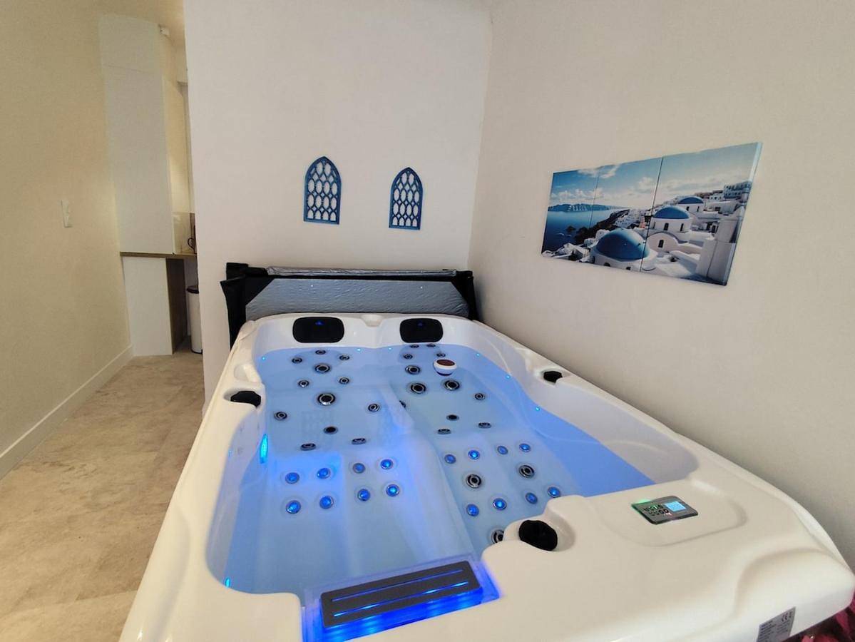 Appartement entier, Santorini, Relaxing Spa, Terrace and Parking in Poitiers, Vienne (France)