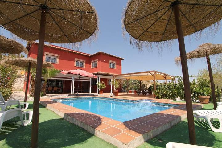 Chalet para 12 personas, con balcón y piscina además de jardín y vistas - 1