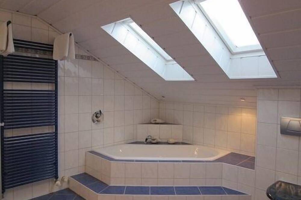 Ganze Wohnung, Ferienwohnung mit Ostbalkon 130qm in Seeon, Seebruck