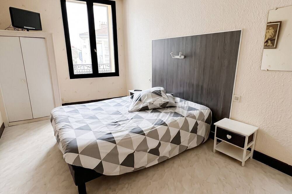 Entire apartment, Homerez - Flat in Néris-les-Bains. in Néris-les-Bains, Montluçon region