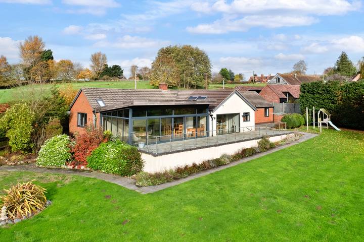 Bungalow for 10 people, with garden, with pets in Shropshire