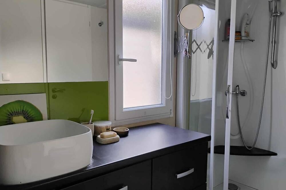 Mobile home with secure terrace. Magnificent view of the lake. All comfort in Sainte-Gemme, Saintes und Umgebung