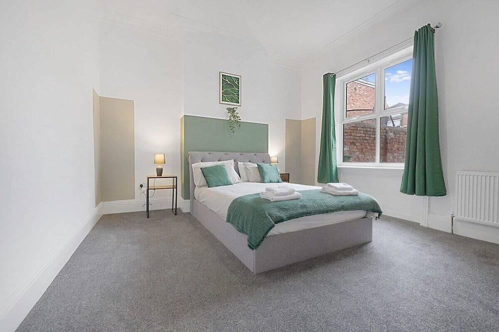 Cozy Home in Avenue Terrace, Sleeps 8 in Sunderland