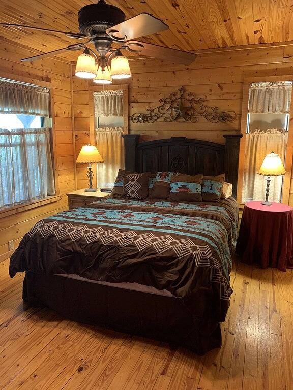 Cozy, Secluded, Log Cabin in Bosque County