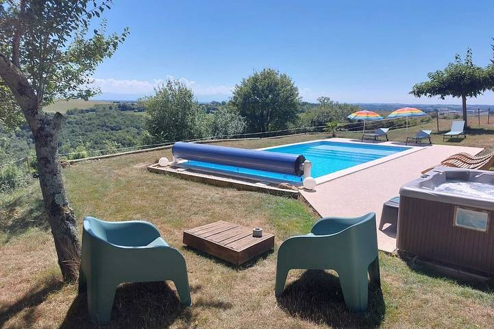 Gîte pour 2 personnes, avec Jacuzzi et Terrasse ainsi que Jardin et Piscine à Saint-Frajou