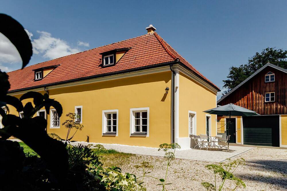 Ganze Wohnung, Extravagante Wohnung mit großer Schlafgalerie im Schlosshof in Regenstauf, Ostbayern