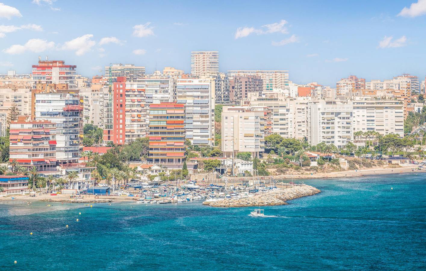 Entire holiday apartment, Cozy Beachside Apartment with Pool & Parking in El Barrio, San Juan Playa