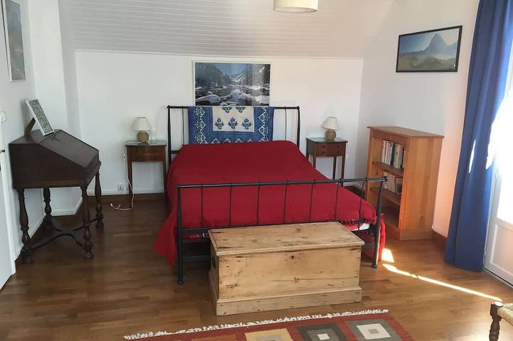 Stunning views of the Pyrenees, large secluded garden & private heated pool in Ogeu-les-Bains, Béarn