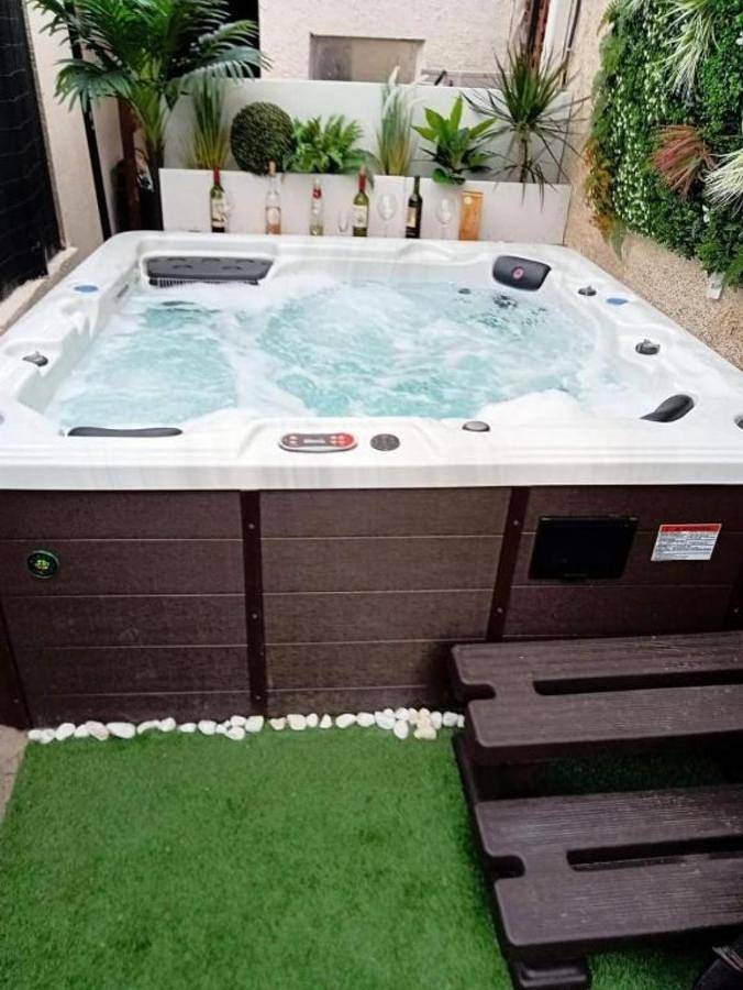 Maison de vacances pour 12 personnes, avec Balcon et Jacuzzi ainsi que Terrasse et Jardin à Tremblay-en-France