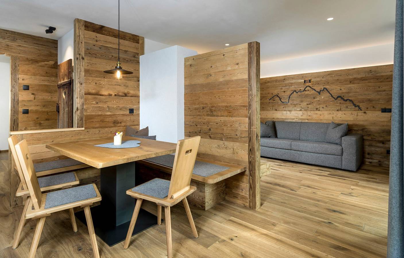 Ganze Wohnung, Ferienwohnung "Waidacherhof Alm" mit Bergblick, Balkon & Wlan in Pragser Wildsee, Prags